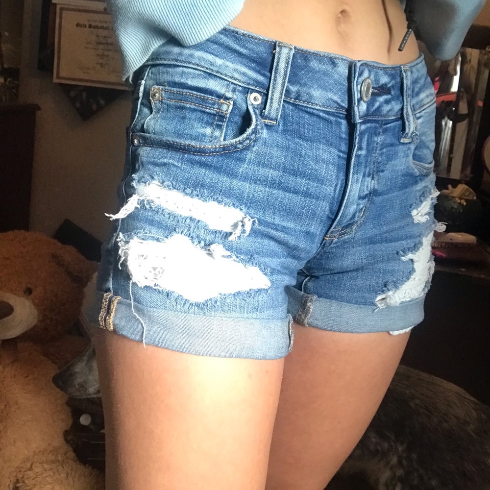 AEO mid rise distressed shorts 🥰